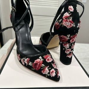 Embroidered black shoes
